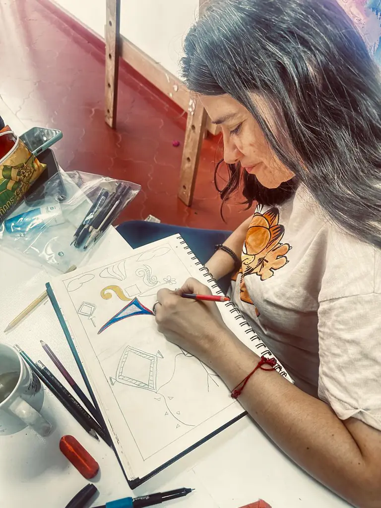 Cuaderno de bocetos con ejercicios de trazo y color durante la clase.