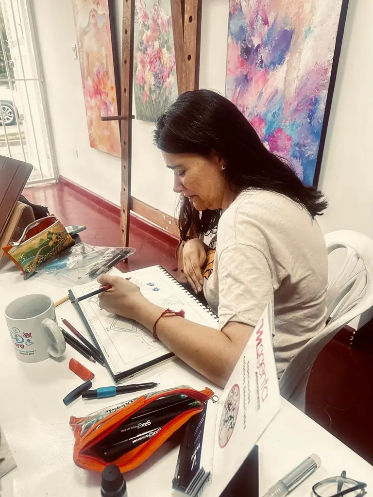 Estudiante dibujando en la mesa de trabajo de la Escuela de Arte Magenta.
